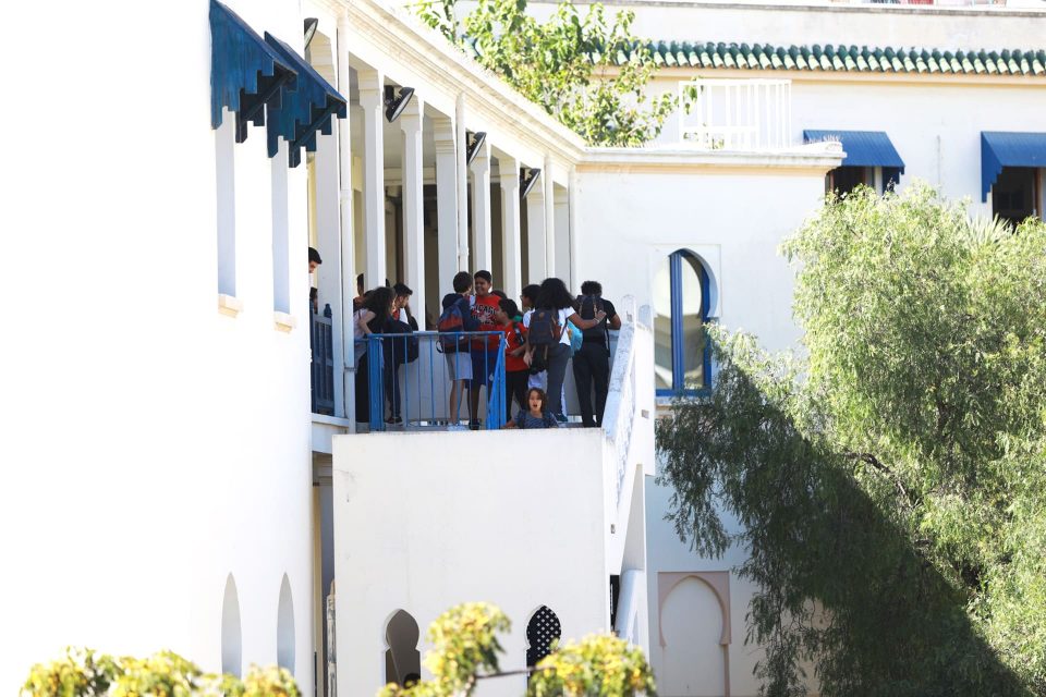 des lycéeens entrent en cours de langues au collège français de tanger